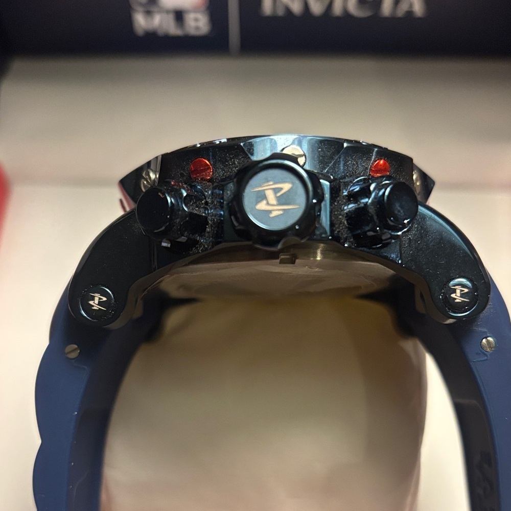 Invicta MLB Watch with Blue and Red Details - Picture 4 of 6